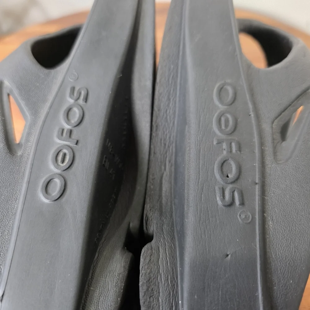 OOFOS Black Thong Recovery Sandals Men's 8 Women's 10